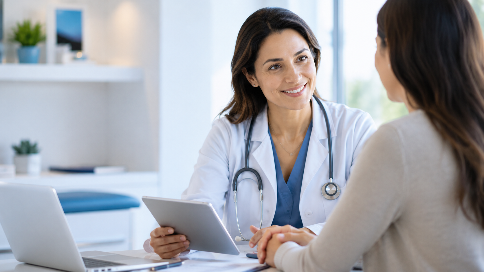Médica conversando com paciente em consultório